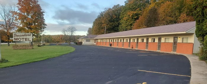 Dreamland Motel - From Web Listing (newer photo)